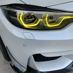 Weißer BMW mit gelbes Tagfahrlicht in Nahaufnahme